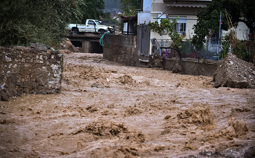 Εικόνες καταστροφής στον Βόλο, δρόμοι ποτάμια, πολίτες παγιδευμένοι – Νέο 112 για την απαγόρευση κυκλοφορίας